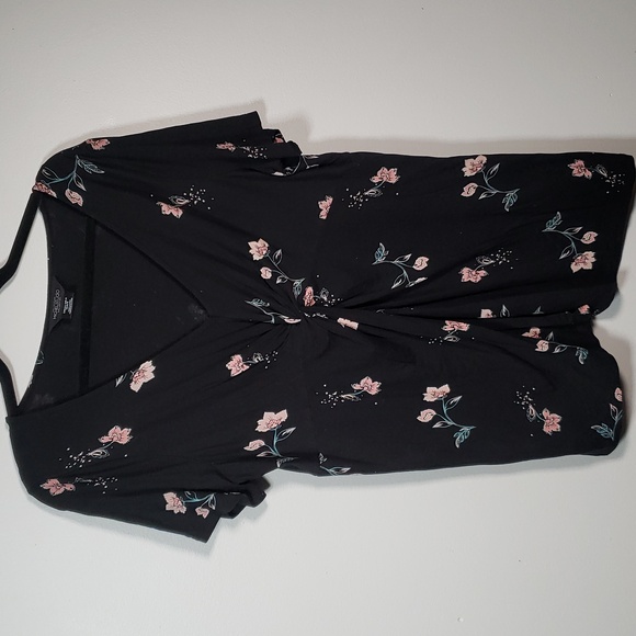 ๐งโ๐10/10๐งโ๐Michel studio collection floral flowy tee with knotted front - Picture 1 of 7